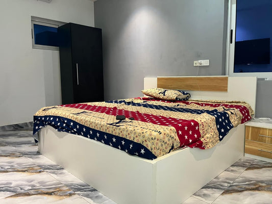 Studio meublé à vendre à Totsi – 170000 FCFA