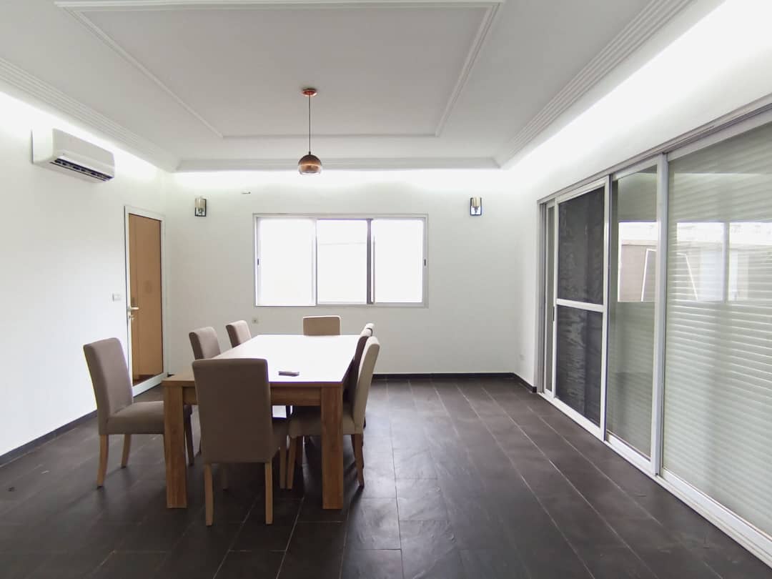 Villa triplex avec piscine à louer à Kodjoviakopé – 1 300 000 FCFA par mois