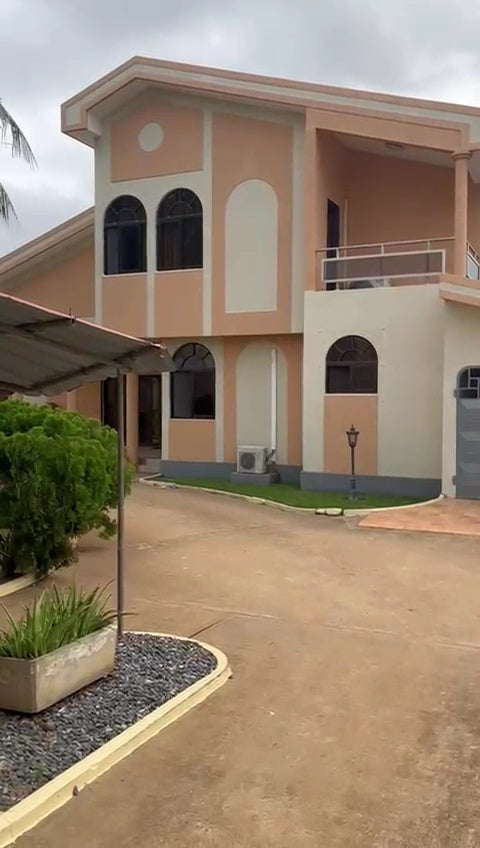 Villa duplex en vente à la cité OUA – 600 millions FCFA