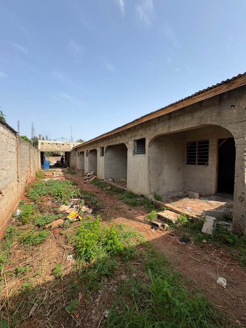 Demi lot avec projet immobilier locatif en construction à vendre à Agoè Logopé – 20 millions FCFA