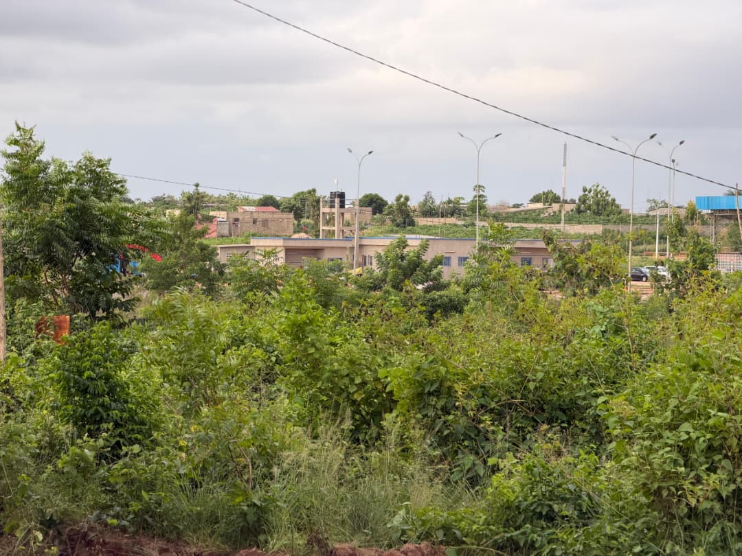 Terrain d'un quart de lot clôturé à vendre à Aképé – 5 000 000 FCFA