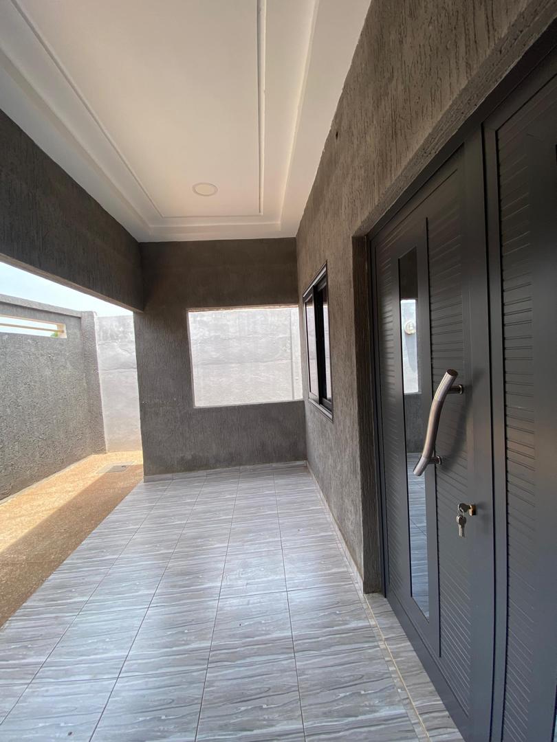 Villa meublée de 2 chambres en location à Tokoin Séminaire – 450 000 FCFA