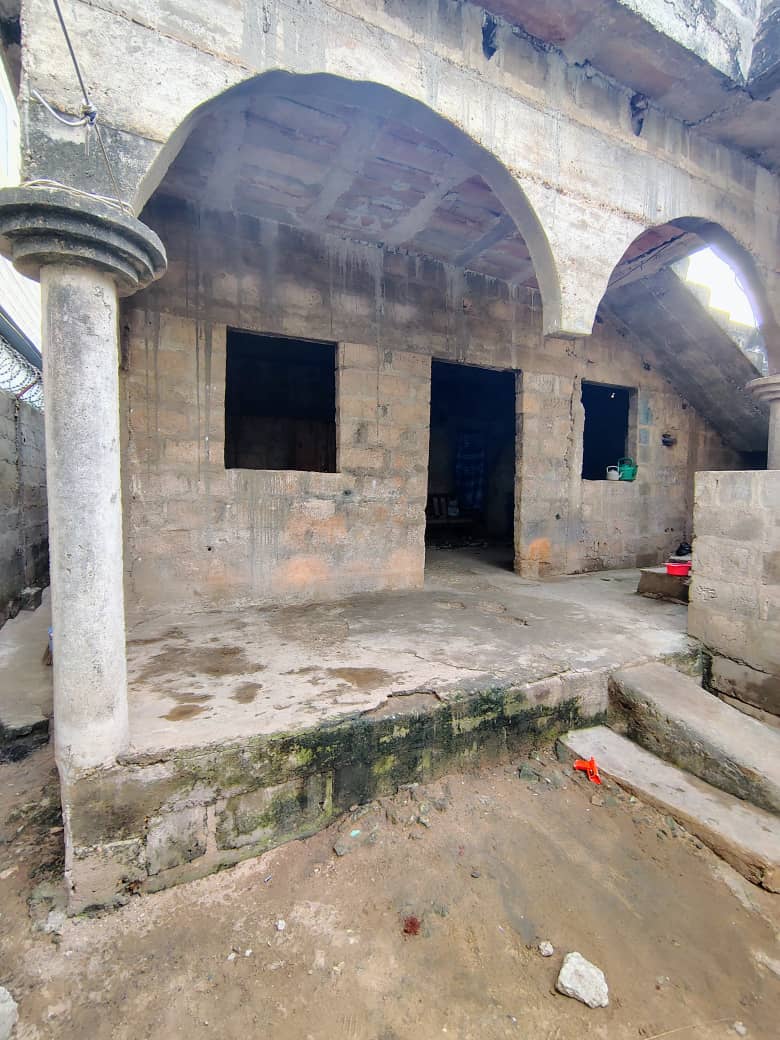 Villa inachevée 2 chambres sur 1/2 lot à Agoè Demakpoè – 20 millions FCFA