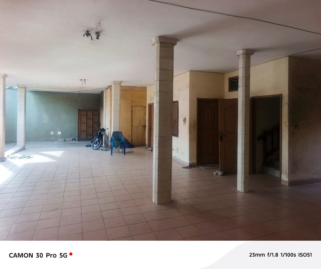 Immeuble commercial R+2 de 18 chambres à vendre à Amoutiévé – 350 millions FCFA