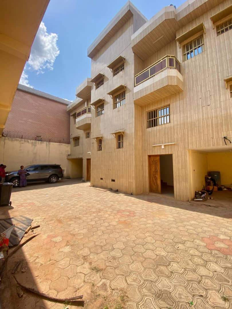 UN IMMEUBLE 5 PIÈCES + 3 BOUTIQUES À VENDRE À ADIDOGOMÉ APÉDOKOÈ