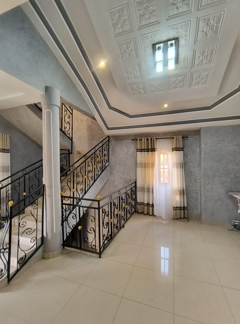 Villa meublée duplex avec piscine à louer à Avenou – 1.200.000 FCFA