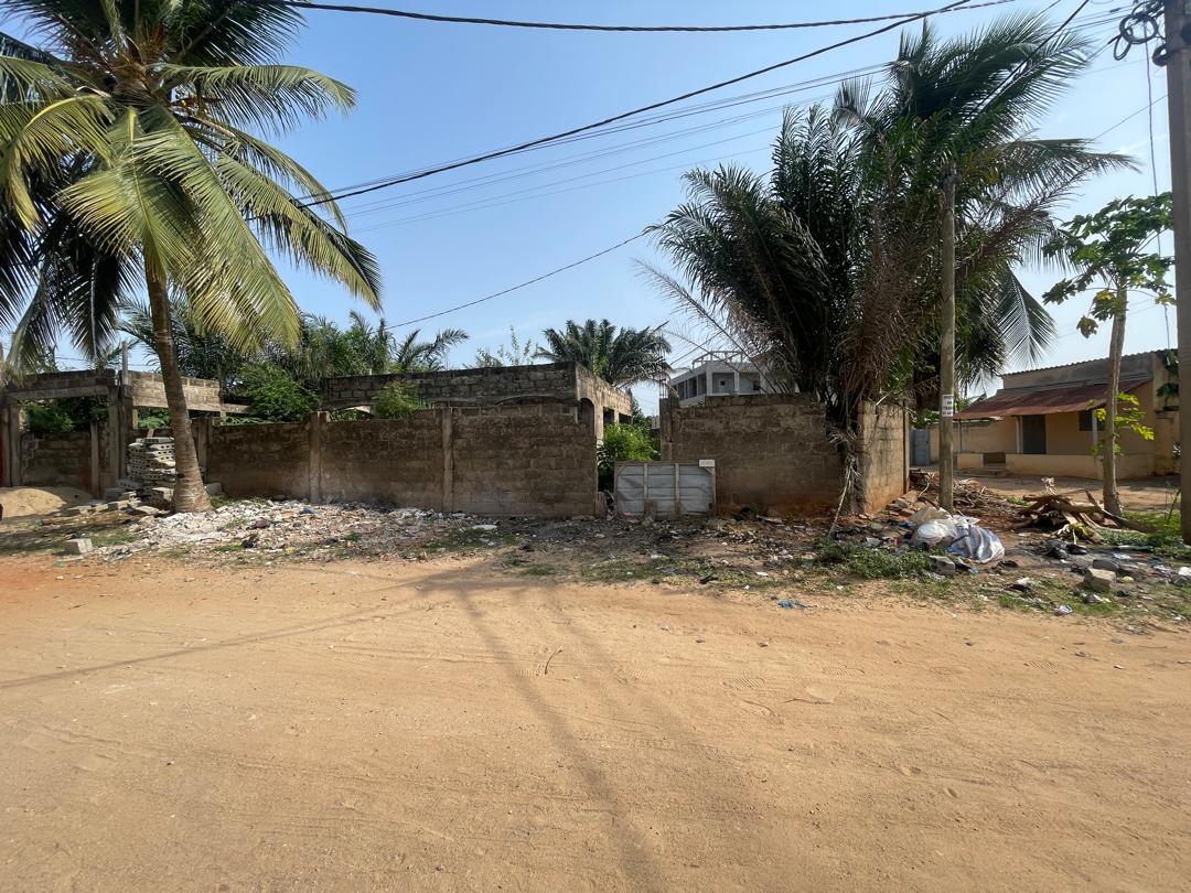 Villa inachevée 3 chambres à vendre sur 3/4 de lot à Avenou – 45 millions FCFA