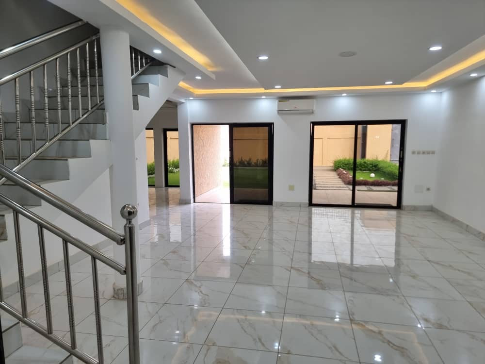 VILLA 7 PIÈCES À LOUER À ADIDOGOMÉ AMADAHOMÉ – 700.000 FCFA