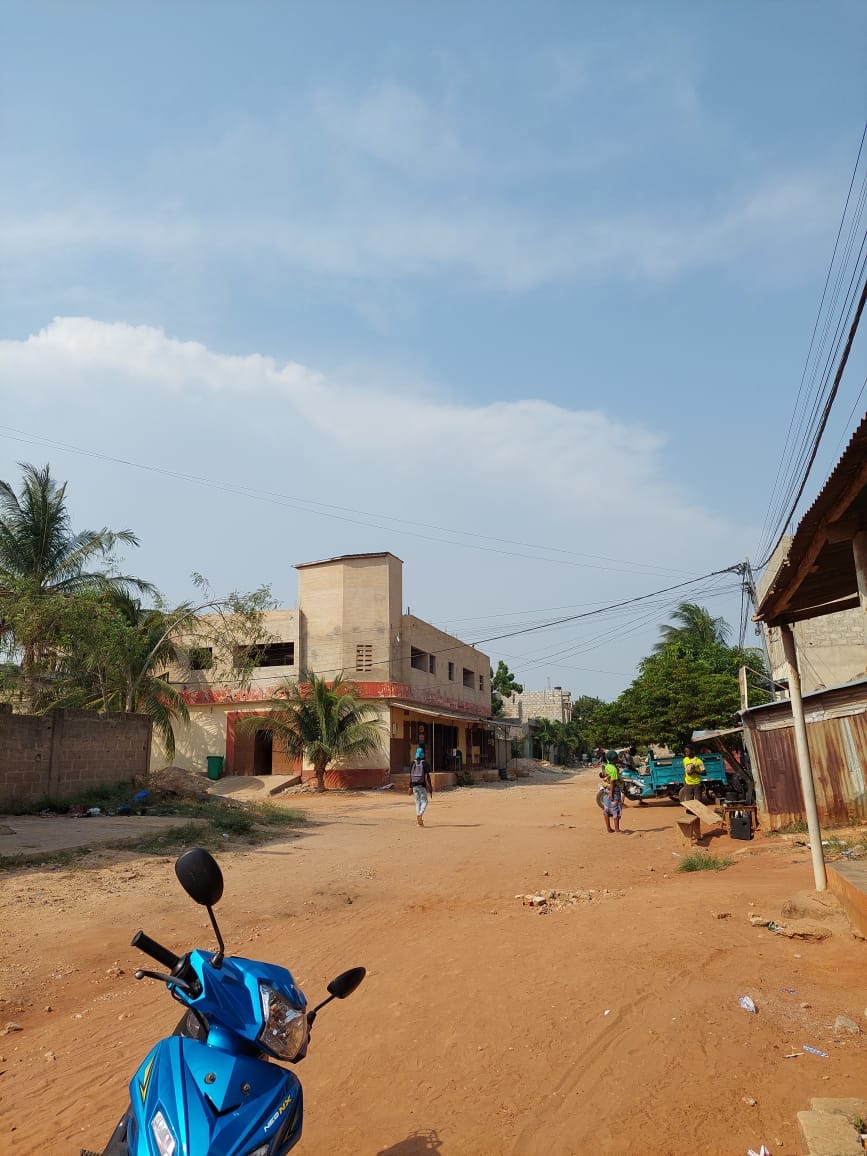 Maison locative de plus de 10 chambres avec 2 boutiques à vendre à Agoè Sogbossito – 25 millions FCFA