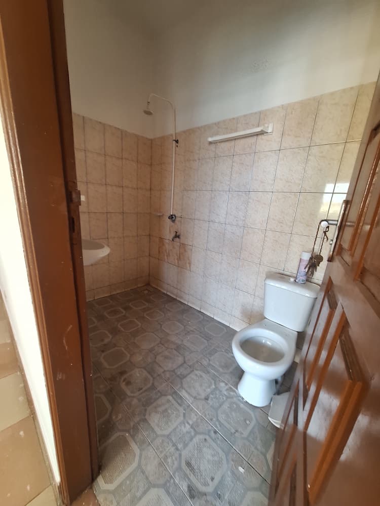 Bureau de 2 chambres + magasin à louer à Adidogomé Avenou – 130 000 FCFA