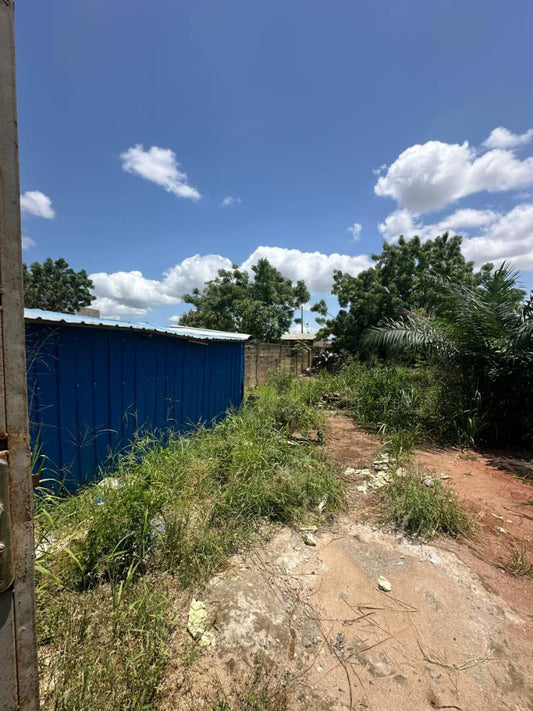 Terrain d'un demi-lot clôturé en vente à Sanguera IPG – 15 millions FCFA