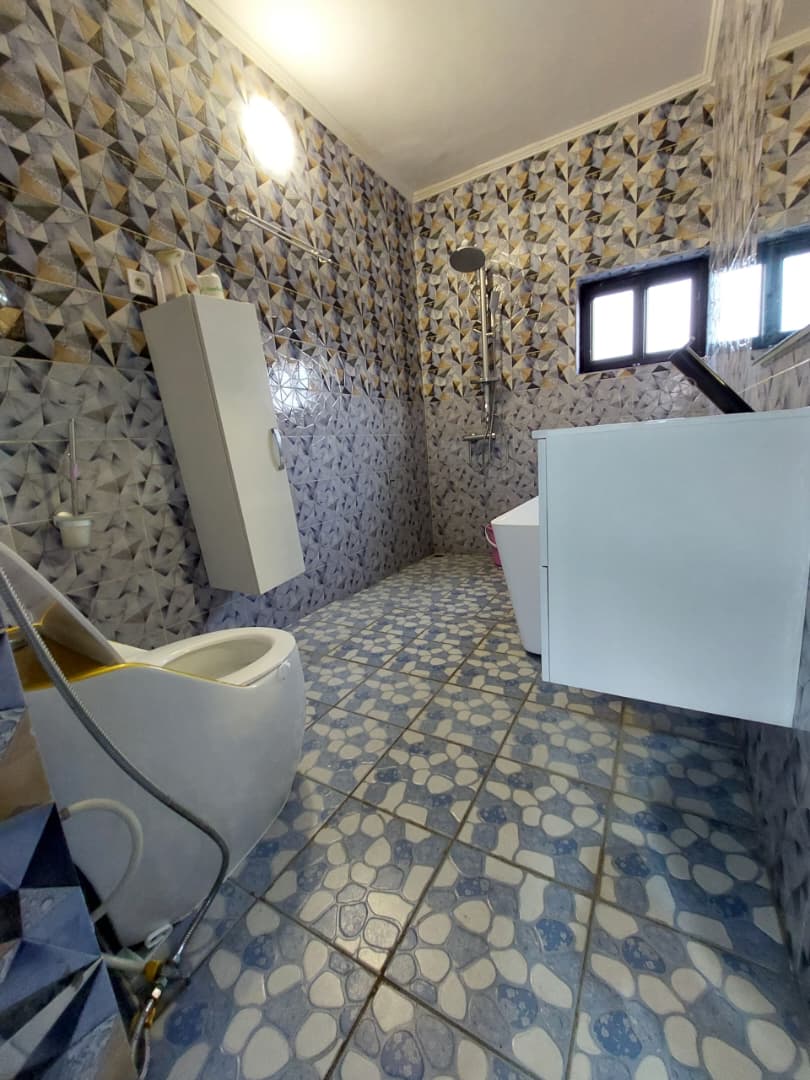 Villa 4 chambres meublée à louer à Kpogan proche goudron – 500 000 FCFA/mois