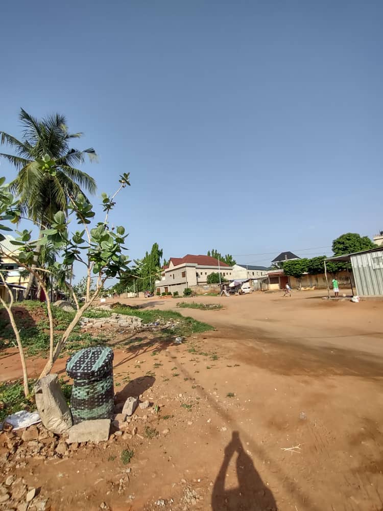 Terrain 1/2 lot + maison 4 pièces et 2 boutiques en vente à Gblenkomé Gbodossimé face le marché – 27 millions FCFA