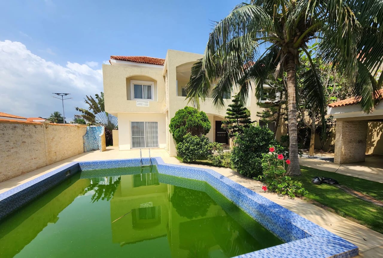 Villa duplex sur 1 lot (600 m²) à vendre à Baguida, Cité Baie des Anges – 420 millions FCFA