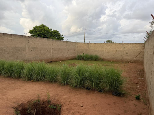 Terrain d'un quart de lot clôturé à vendre à Aképé – 5 000 000 FCFA