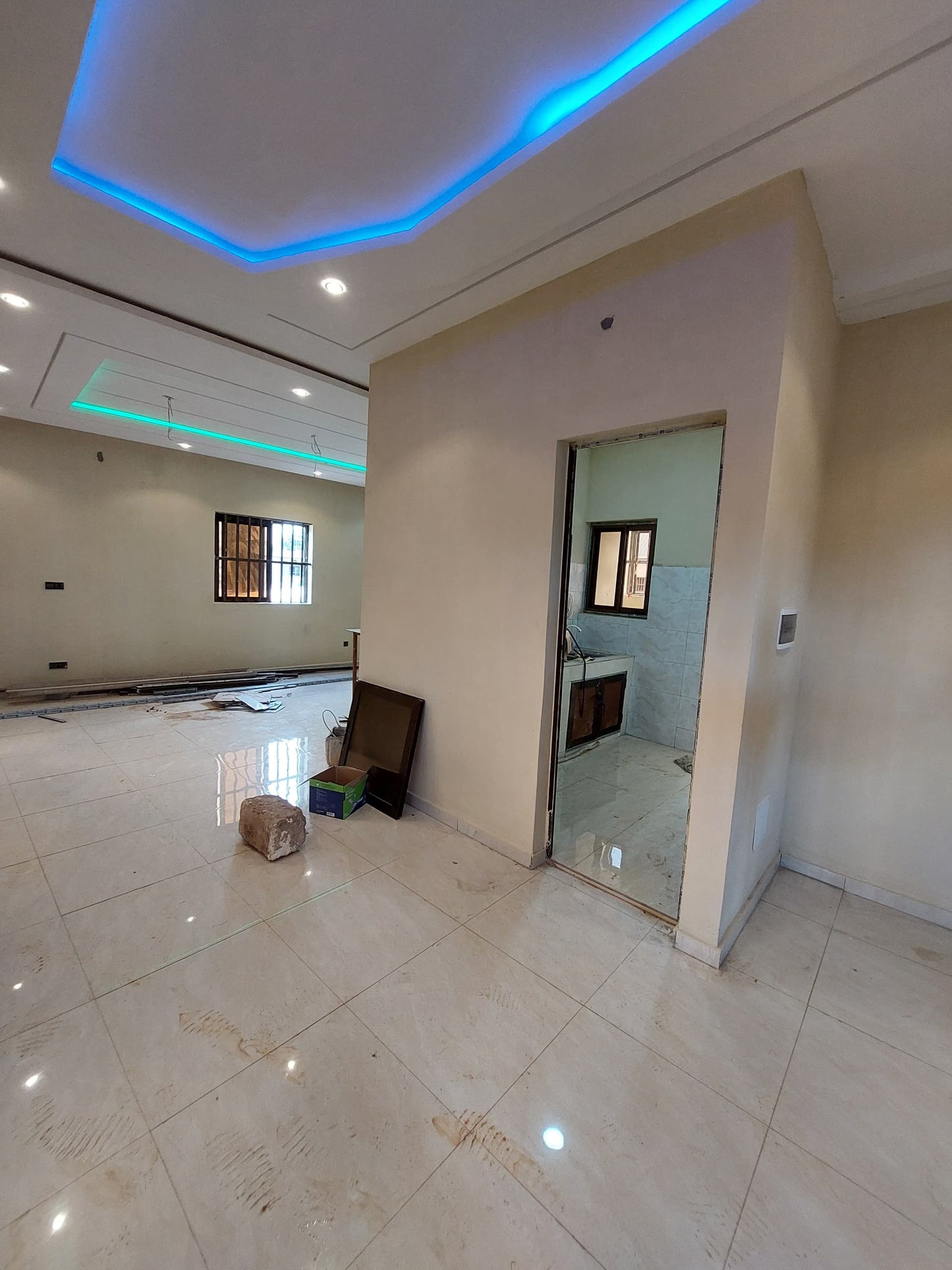 Grande chambre salon en location à Agoé Sogbossito – 70000 FCFA