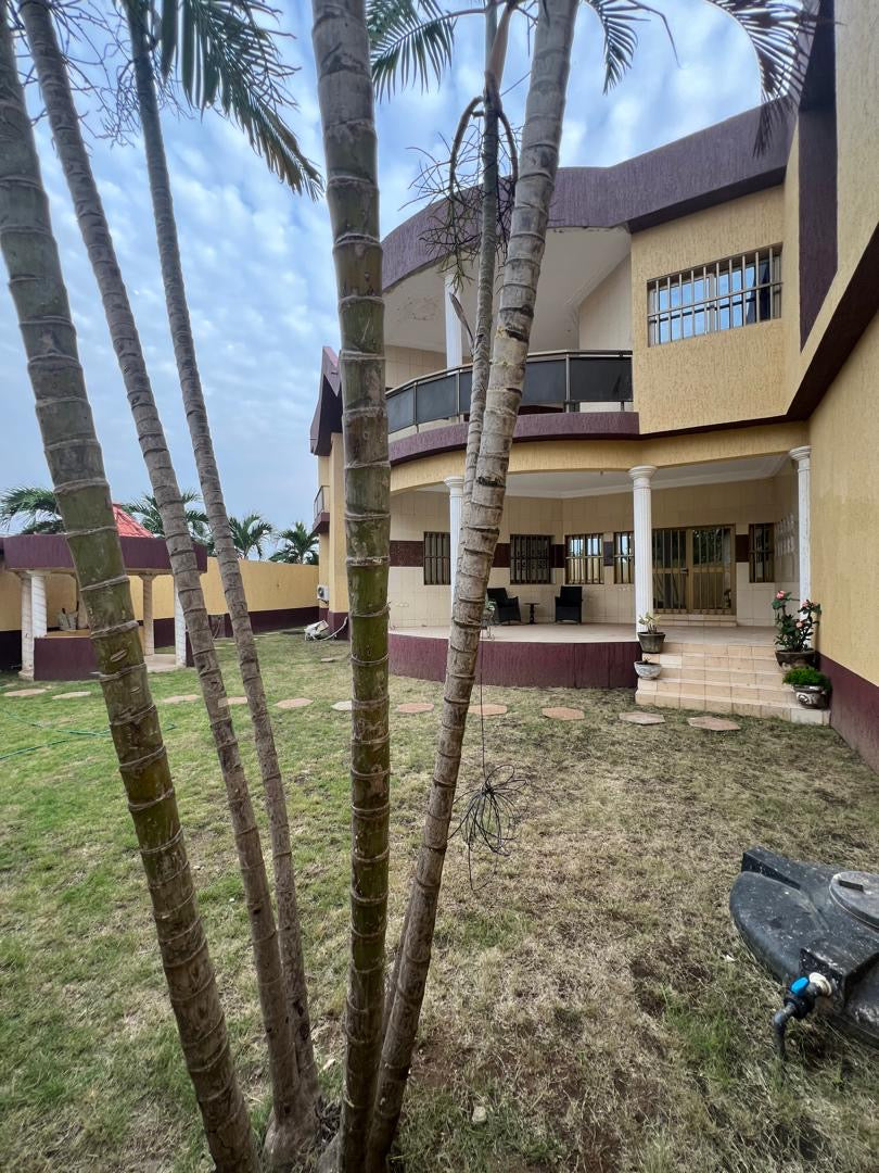Villa R+1 de 6 chambres à louer à Tokoin – 700000 FCFA