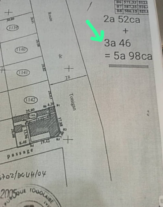 Terrain en vente au bord du goudron à Djidjolé – 75 millions FCFA