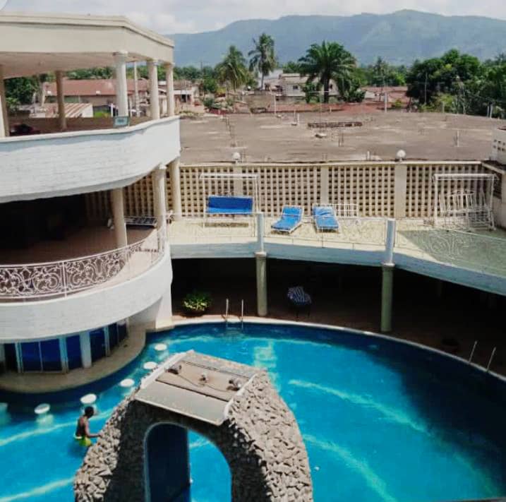 À VENDRE HÔTEL À KPALIMÉ – 7956m² DANS UN LIEU TOURISTIQUE