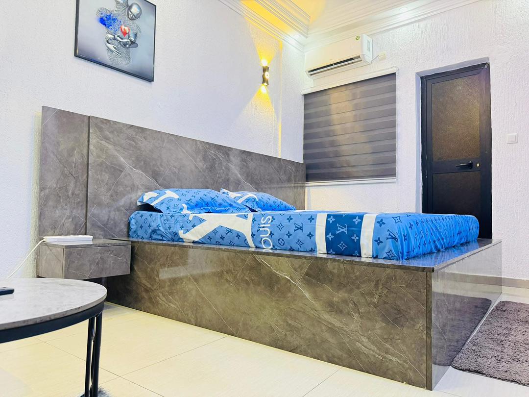 Studio meublé à louer à Totsi – 250000 FCFA
