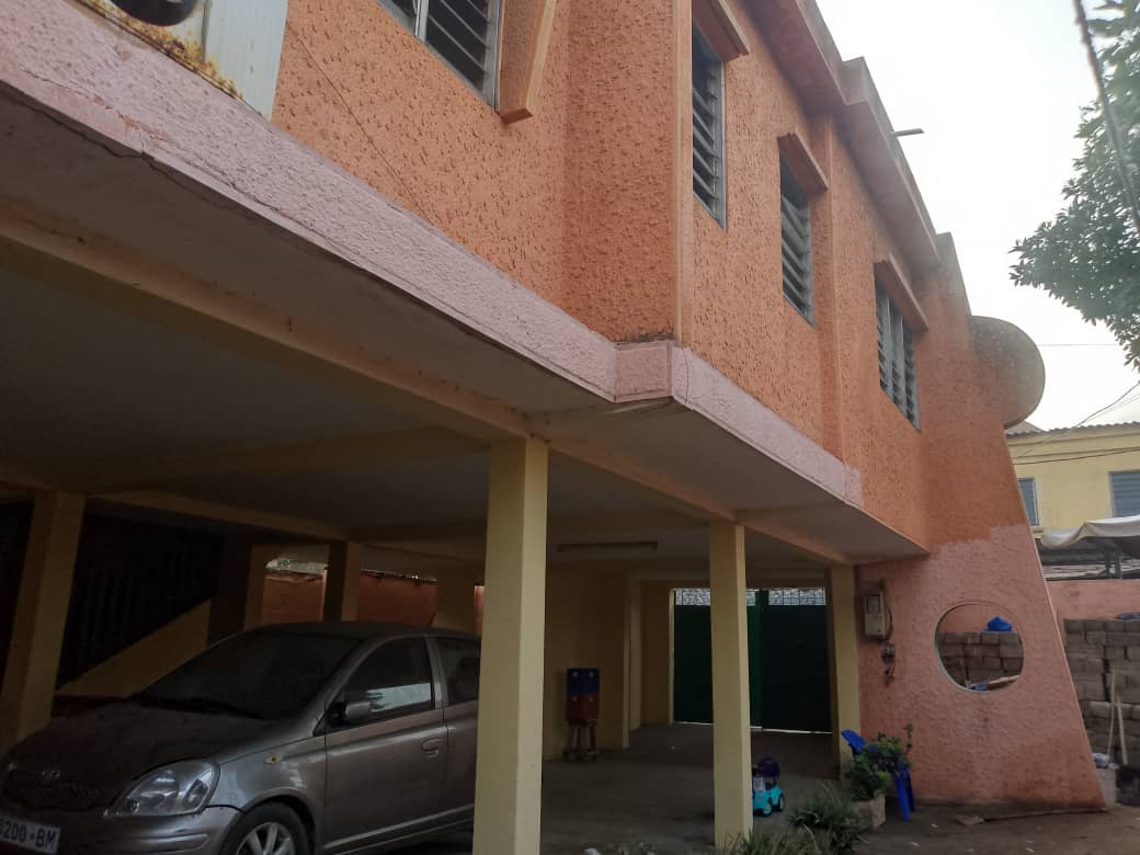 Terrain bâti en vente à Assigamé Aguiyakome – 220 millions FCFA