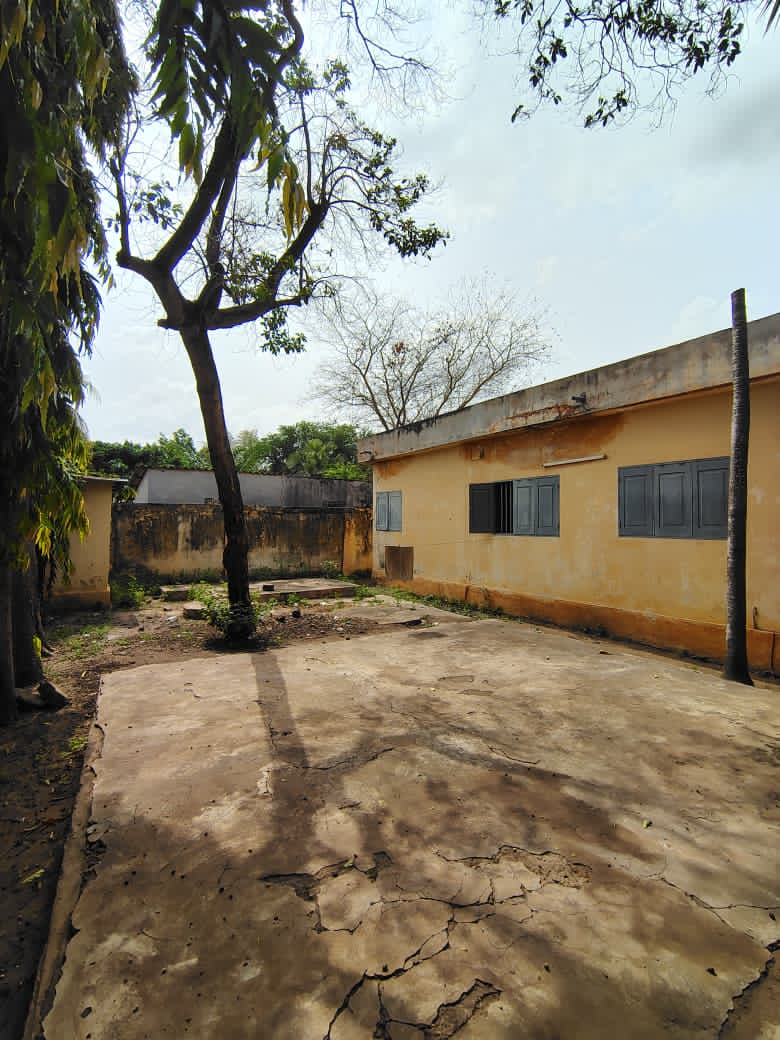 Lot avec construction de 4 chambres à vendre à Agbalepedo – 55.000.000 FCFA