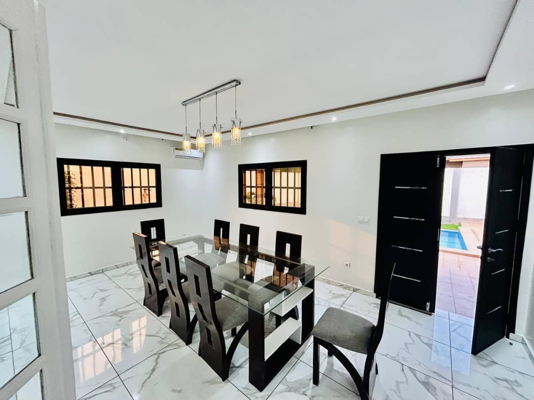 À LOUER – Villa meublée avec piscine à Zanguéra | 4 chambres | Grand jardin | 1.200.000 FCFA/mois