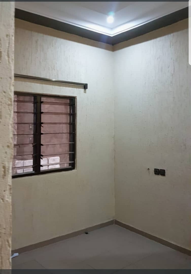 Maison de location à vendre en angle de rue à Zanguéra – 55 millions FCFA