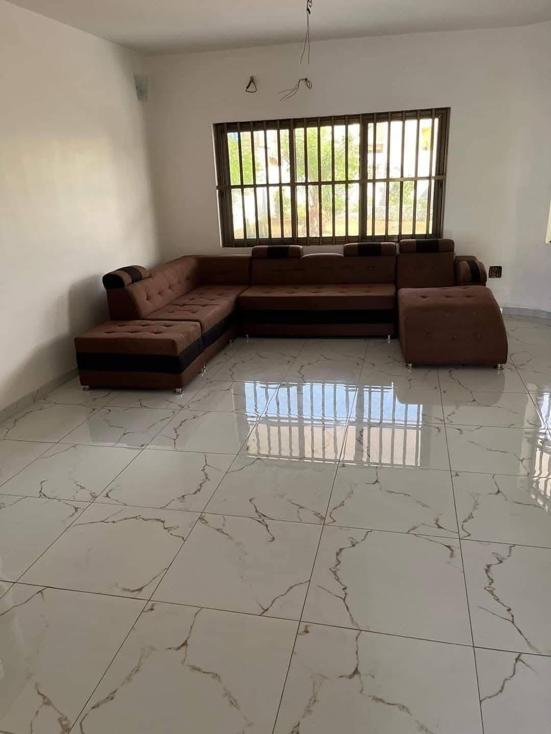 VILLA DUPLEX 10 PIÈCES À LOUER À ADÉWUI – NON LOIN DE L’IMMEUBLE MAJOREL