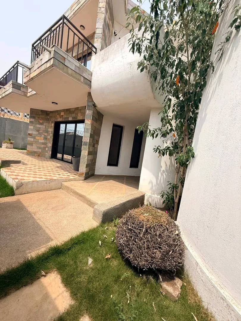 Villa 5 chambres en location à Nyekonakpoe, non loin du lycée français – 800000 FCFA