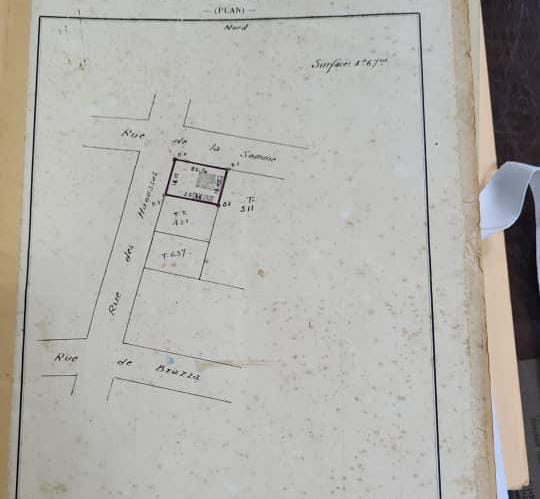 Un lot à vendre en angle derrière la clôture BTCI DEKON – 250 millions FCFA