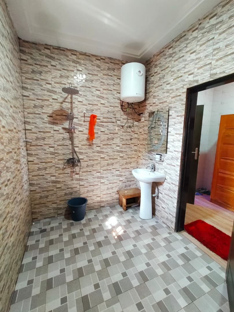 Appartement meublé 3 chambres à louer à Agoè Échangeur en bordure de goudron – 400000 FCFA/mois