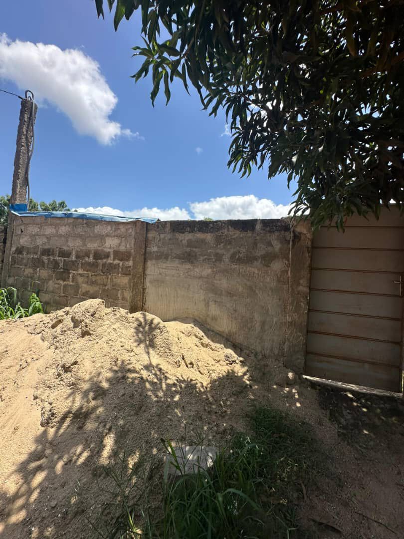 Terrain d'un demi-lot clôturé en vente à Sanguera IPG – 15 millions FCFA