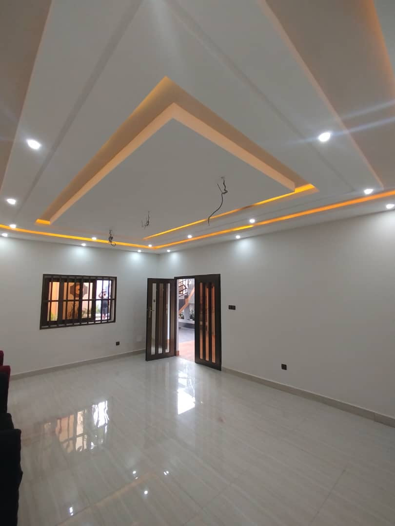 À LOUER : VILLA DUPLEX DE 9 PIÈCES À ADIDOGOMÉ – 700.000F/MOIS
