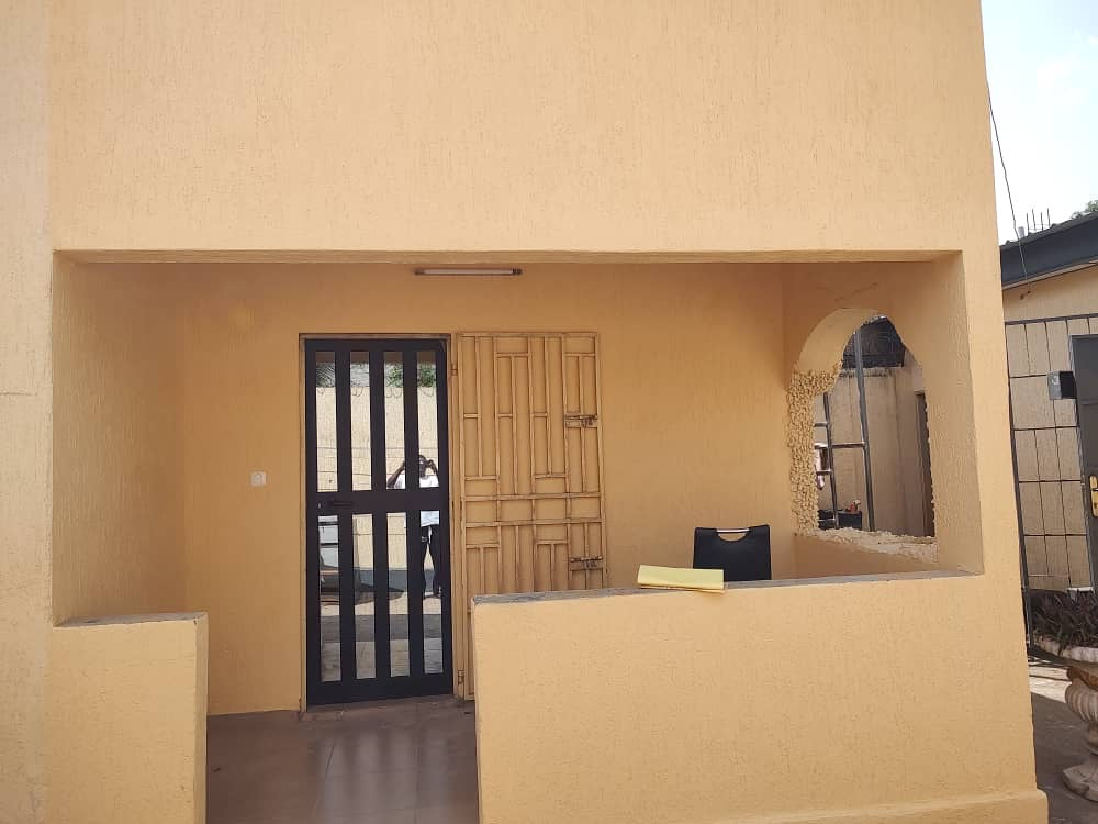 VILLA 7 PIÈCES À VENDRE À ZANGUÉRA – DERRIÈRE LA MADONE – 1/2 LOT