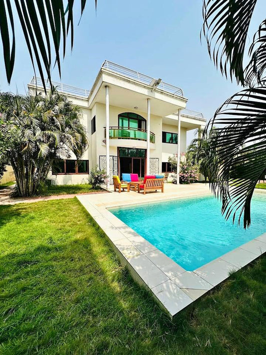 À LOUER – VILLA MEUBLÉE DUPLEX DE 8 PIÈCES AVEC PISCINE À AVEPOZO – 2 500 000 F CFA/MOIS OU 200 000 F/JOUR