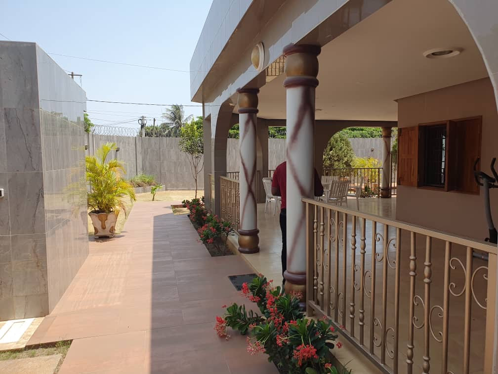 Villa meublée 5 chambres à vendre à Agoè Telessou – 400 millions FCFA