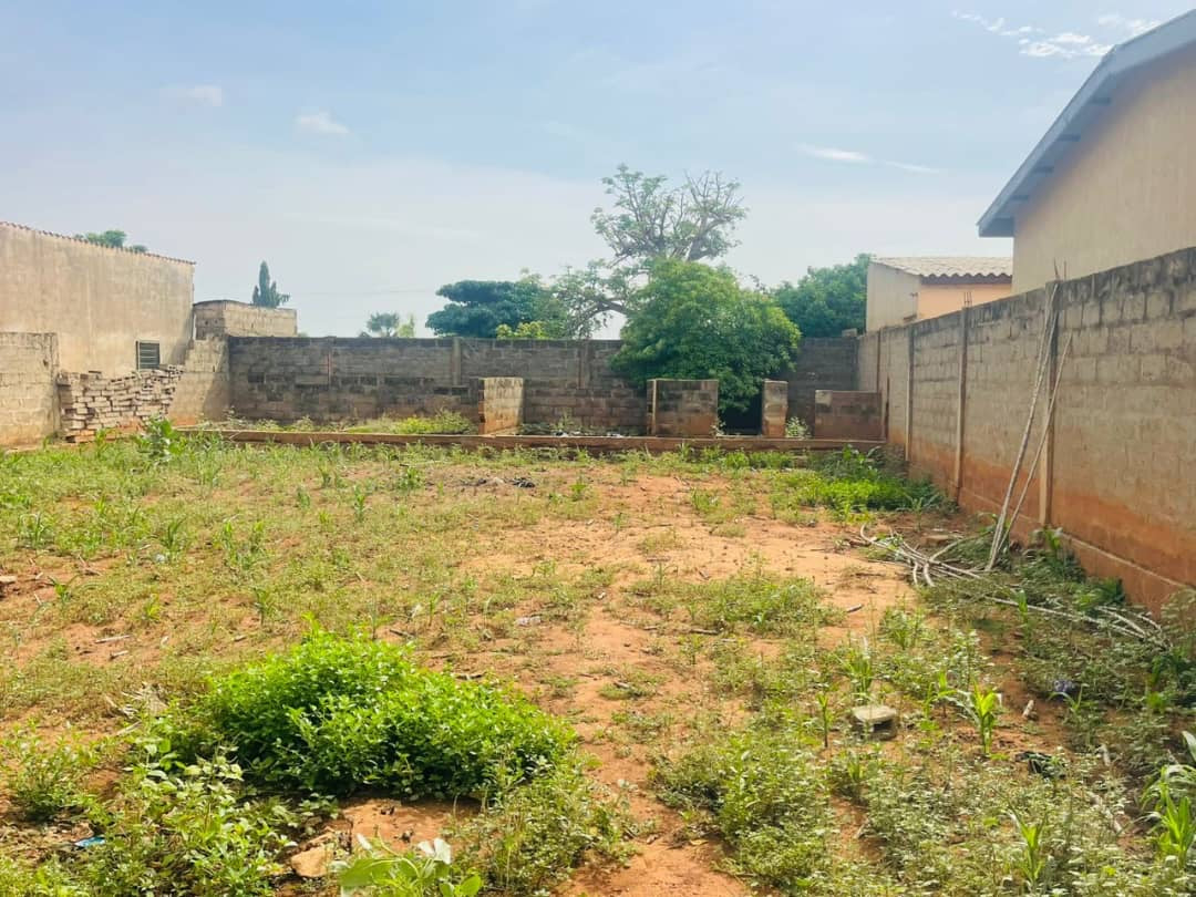 À VENDRE – TERRAIN CARRÉ CLÔTURÉ DE PLUS D’UN DEMI-LOT À AGOE CAMP FIR – 18 MILLIONS FCFA
