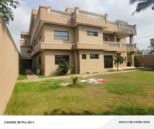 RÉSIDENCE 11 PIÈCES À VENDRE À NYÉKONAKPOÈ – 900 m² | TITRE FONCIER