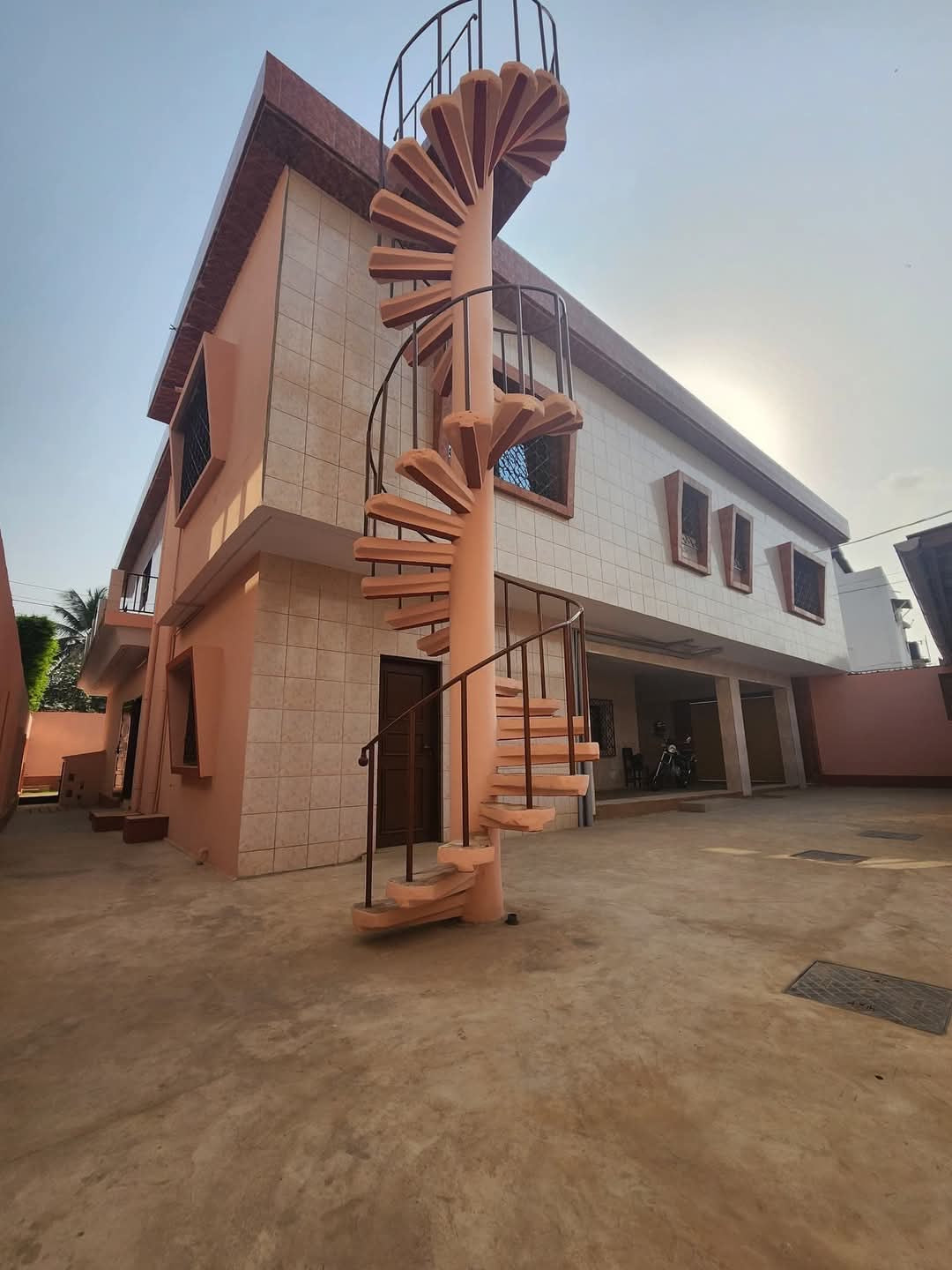 IMMEUBLE 7 PIÈCES À VENDRE À TOKOIN – 1 LOT | TITRE FONCIER