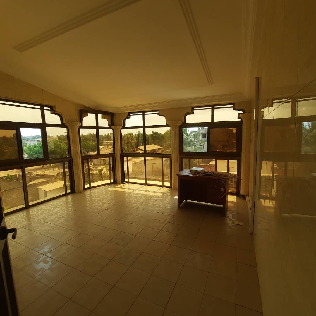LOCATION LUXUEUSE VILLA À LOUER À ADIDOGOMÉ AMÉNOPÉ (13 CHAMBRES)