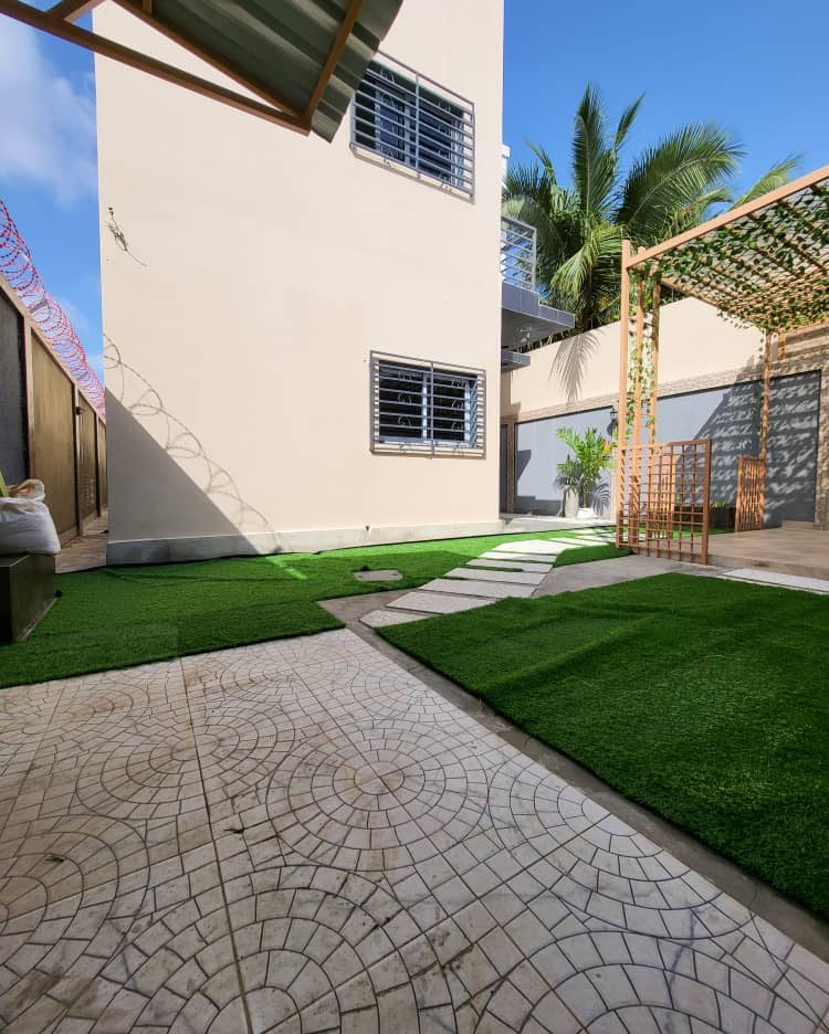 À VENDRE – VILLA DUPLEX DE 9 PIÈCES À STADE DE KEGUÉ (150 MILLIONS)
