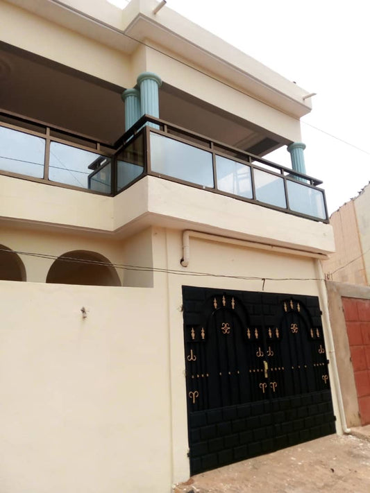 VILLA R+1 DE 10 PIÈCES À VENDRE À ADIDOGOMÉ ASSIYÉYÉ – À 300M DU GOUDRON