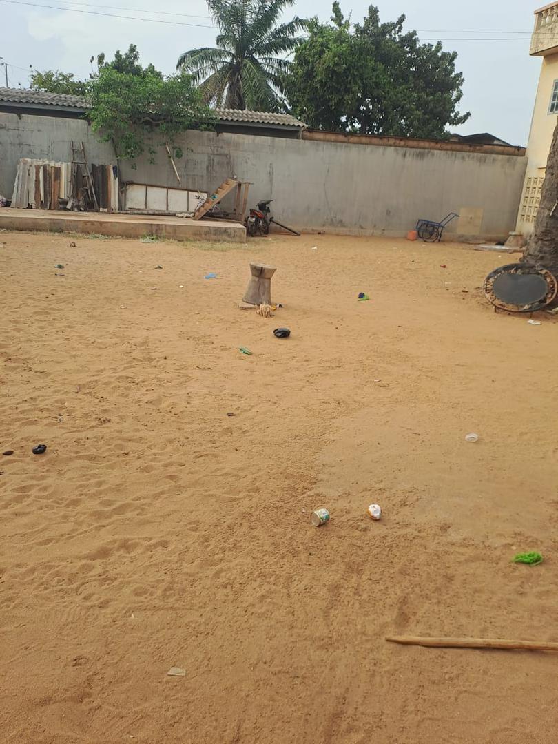 Terrain demi lot à vendre à Tokoin Habitat – 50 millions FCFA