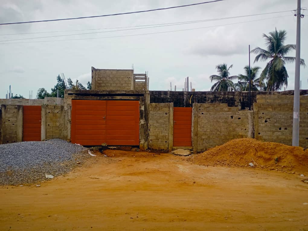 Maison inachevée prévue R+3 sur un lot de 600 m² à vendre à Agoè Sogbossito – 85 millions FCFA