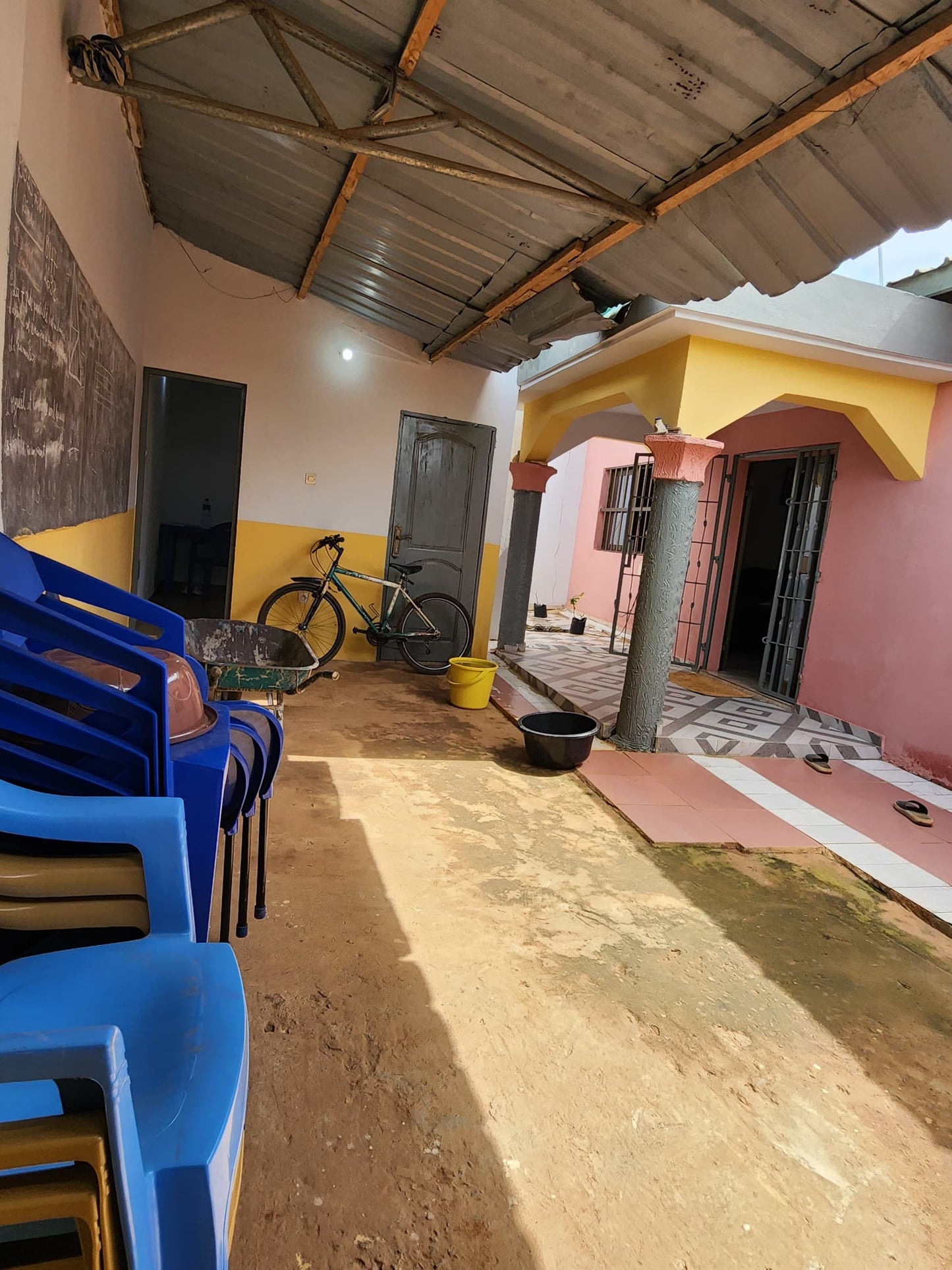 Villa 2 chambres sur quart de lot à vendre à Zanguera Ceet – 18 millions FCFA