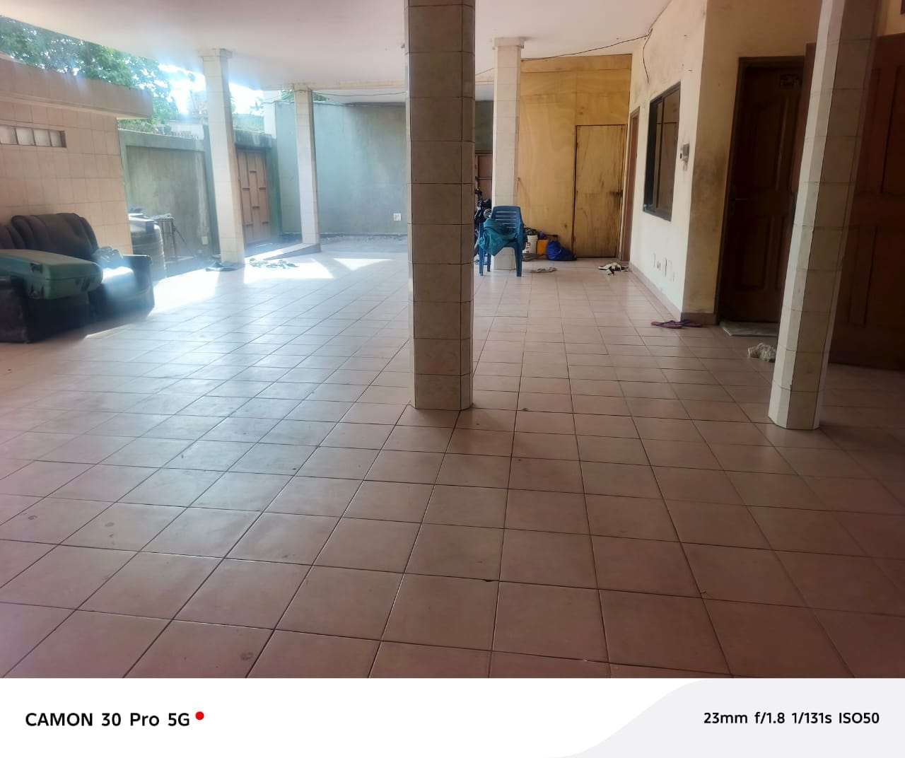 Immeuble commercial R+2 de 18 chambres à vendre à Amoutiévé – 350 millions FCFA