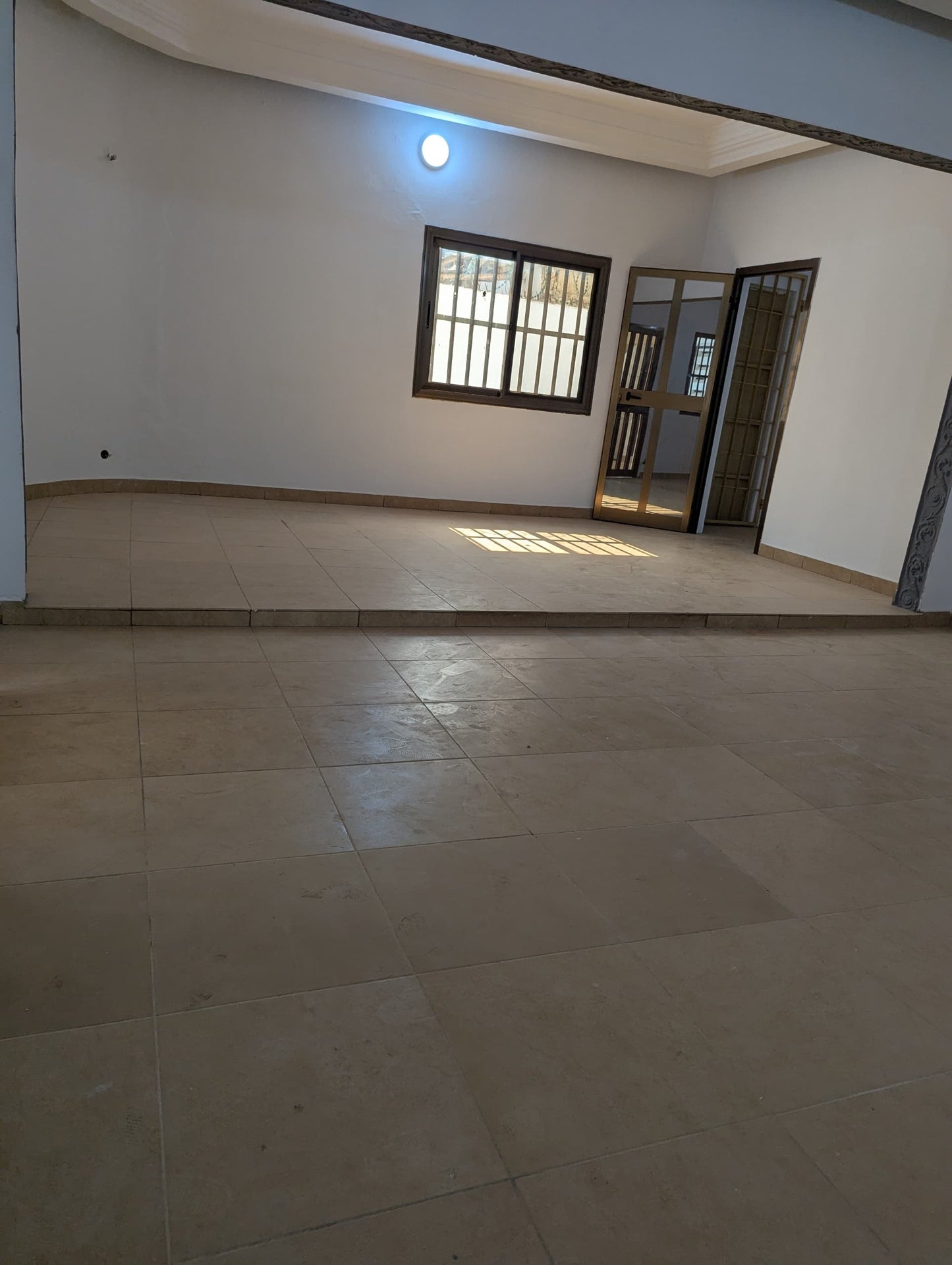 UNE VILLA À VENDRE À AVÉDJI WESSOMÉ NON LOIN DU GOUDRON - 5 PIÈCES