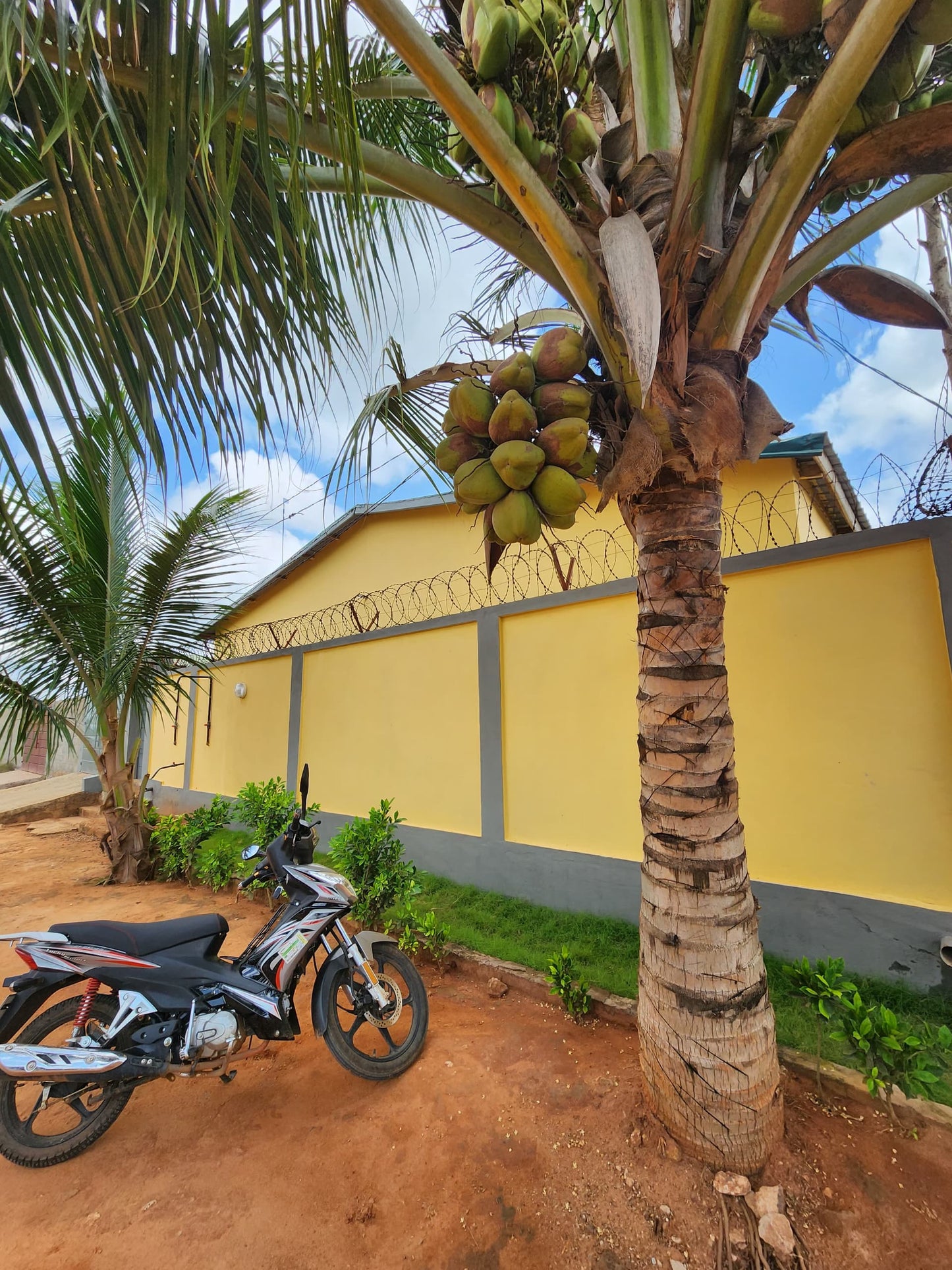 Villa 2 chambres sur quart de lot à vendre à Zanguera Ceet – 18 millions FCFA