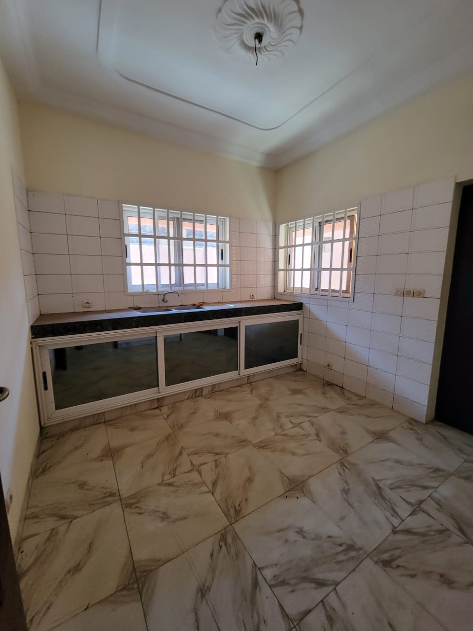 Immeuble avec villa duplex 4 chambres et 4 boutiques en vente à Kégué non loin du Stade – 250 millions FCFA
